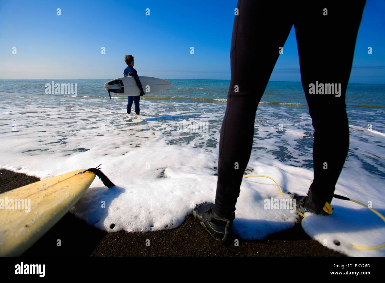 Due surfisti riposare sulla spiaggia sulla Costa perso, California. Foto Stock