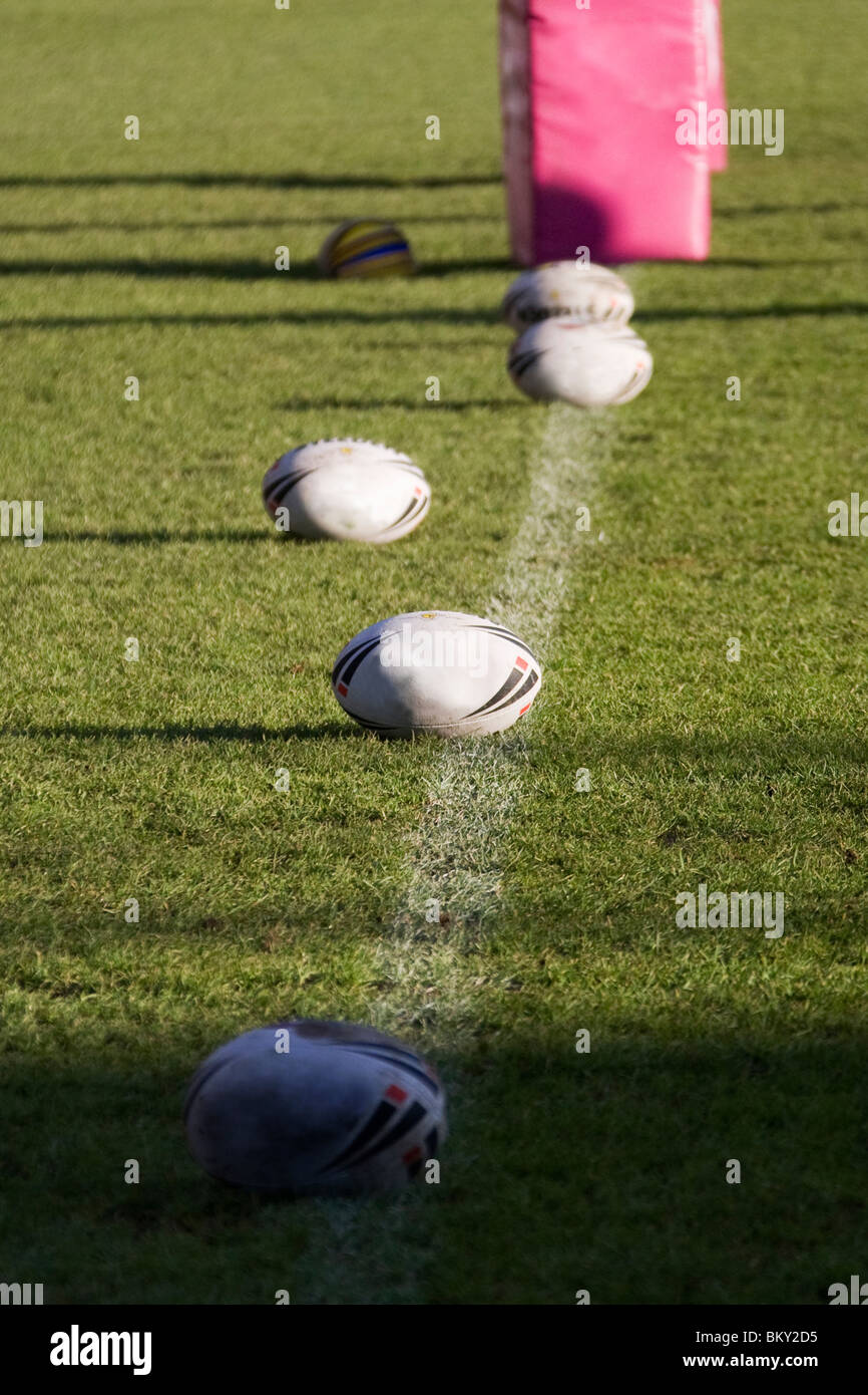 Le sfere di rugby mostrato sulla linea sul campo da rugby. Foto Stock