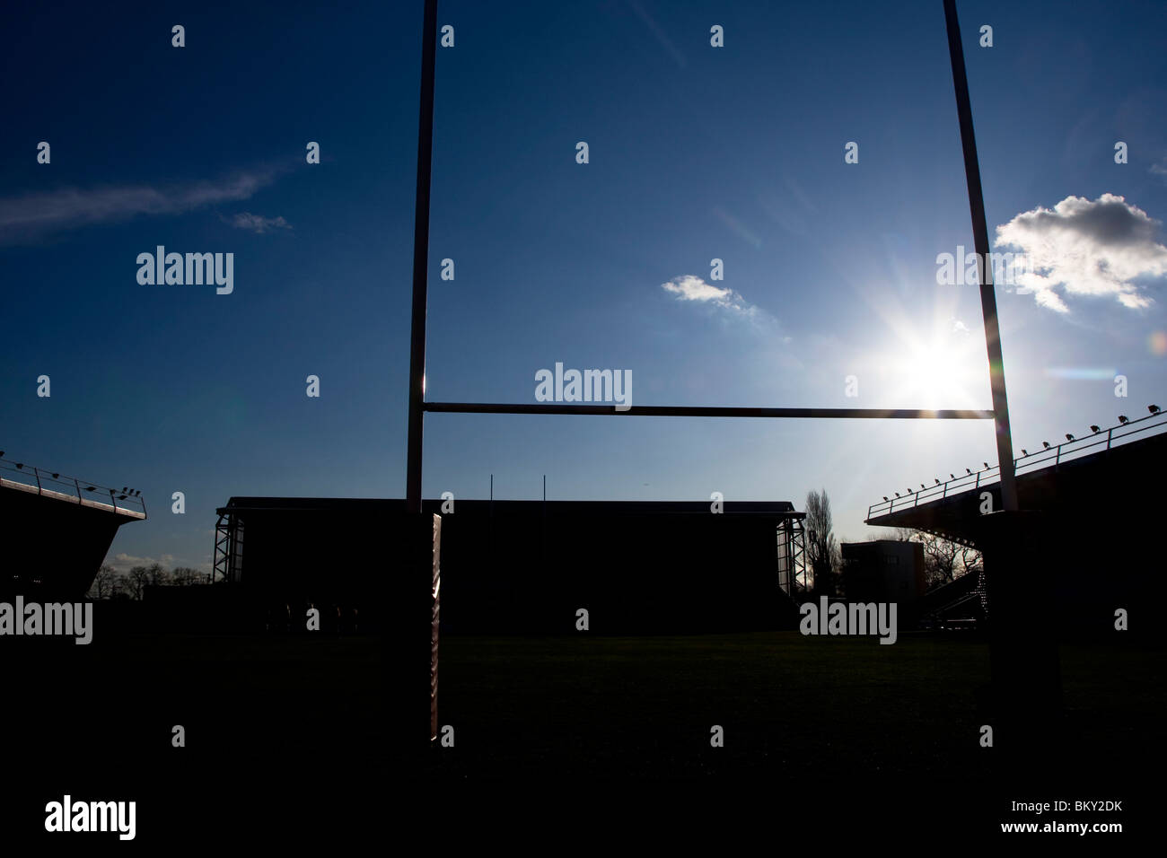Vista del rugby posti cercando in fine di sole e Stadium Foto Stock