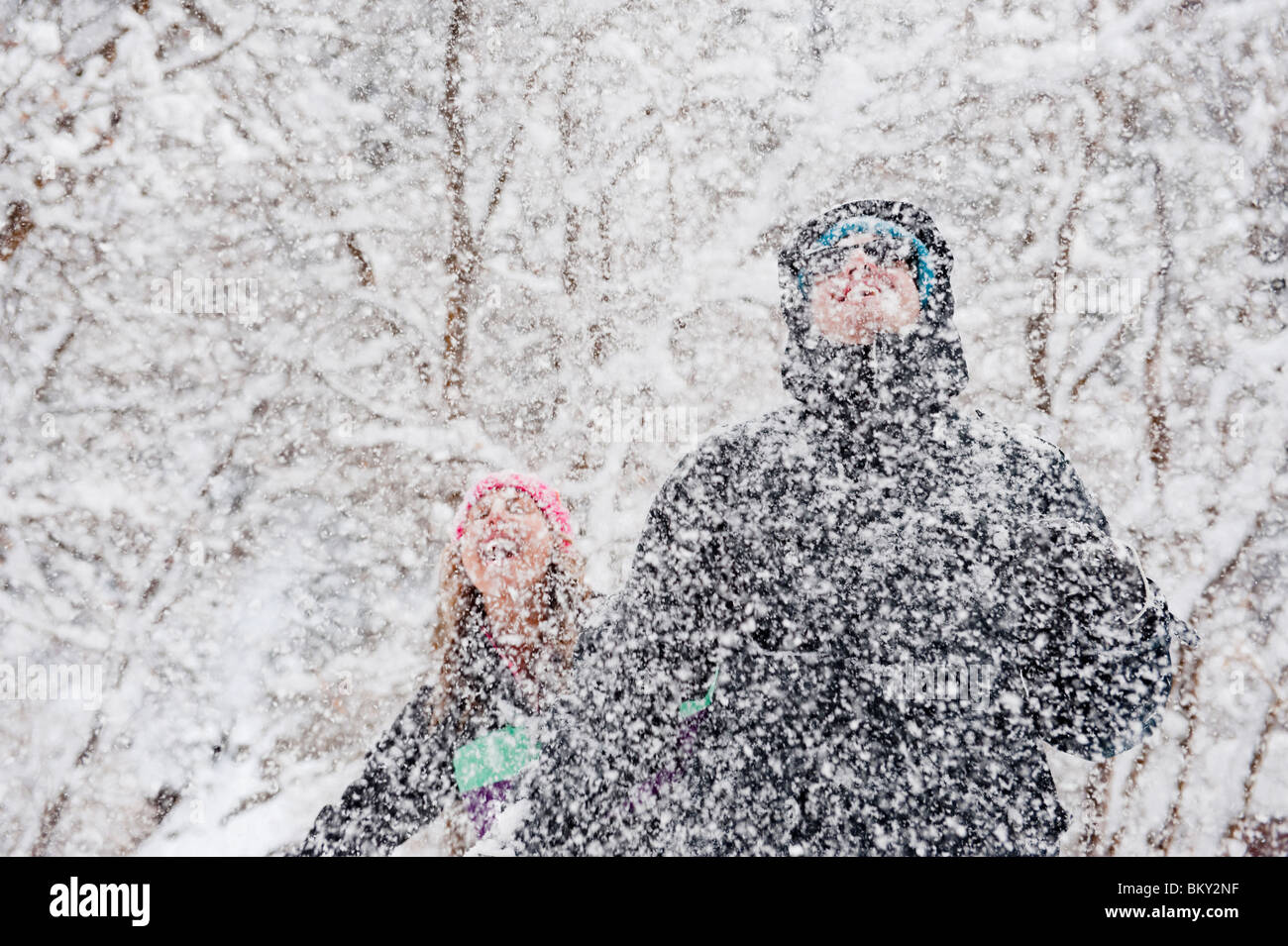 Una giovane coppia gode la caduta di neve nel Canyon Milcreek, Salt Lake City, Utah. Foto Stock