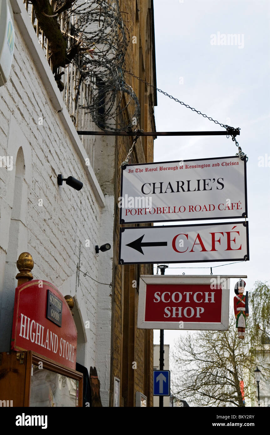 Indicazioni per il negozio e cafe, il Mercato di Portobello Road a Notting Hill Londra Ovest Inghilterra REGNO UNITO Foto Stock