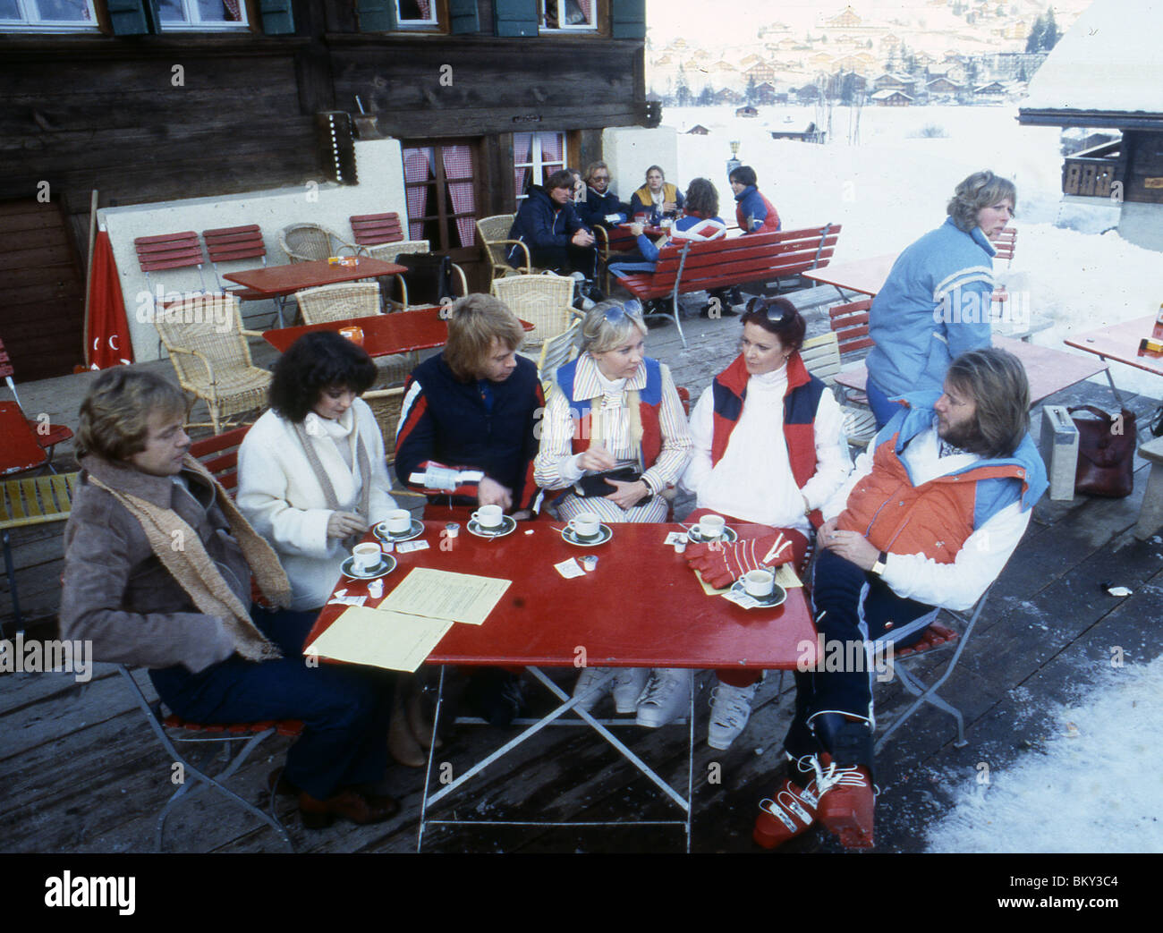 ABBA - In Svizzera nel marzo 1979 a discutere il loro tempo di neve speciale video Foto Stock