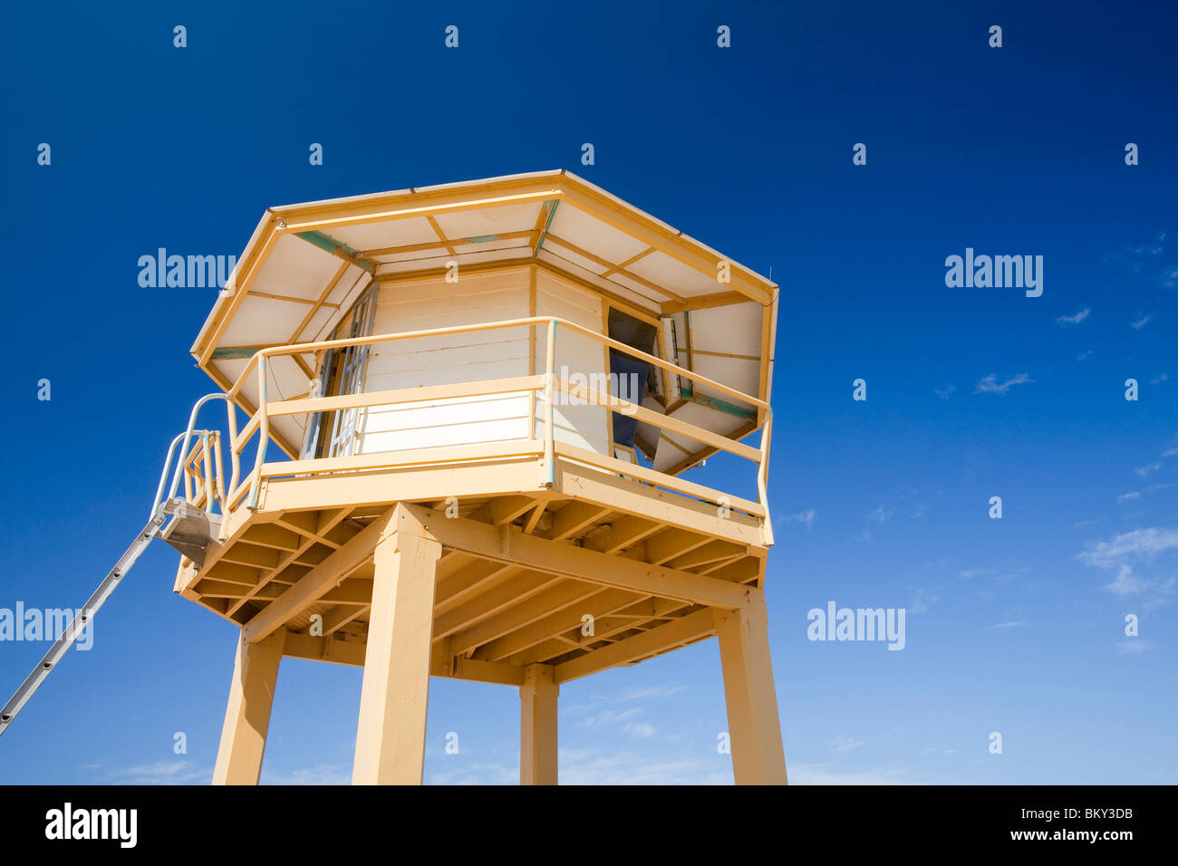 Un bagnini della torre di vedetta su una spiaggia alla periferia di Sydney, Australia. Foto Stock