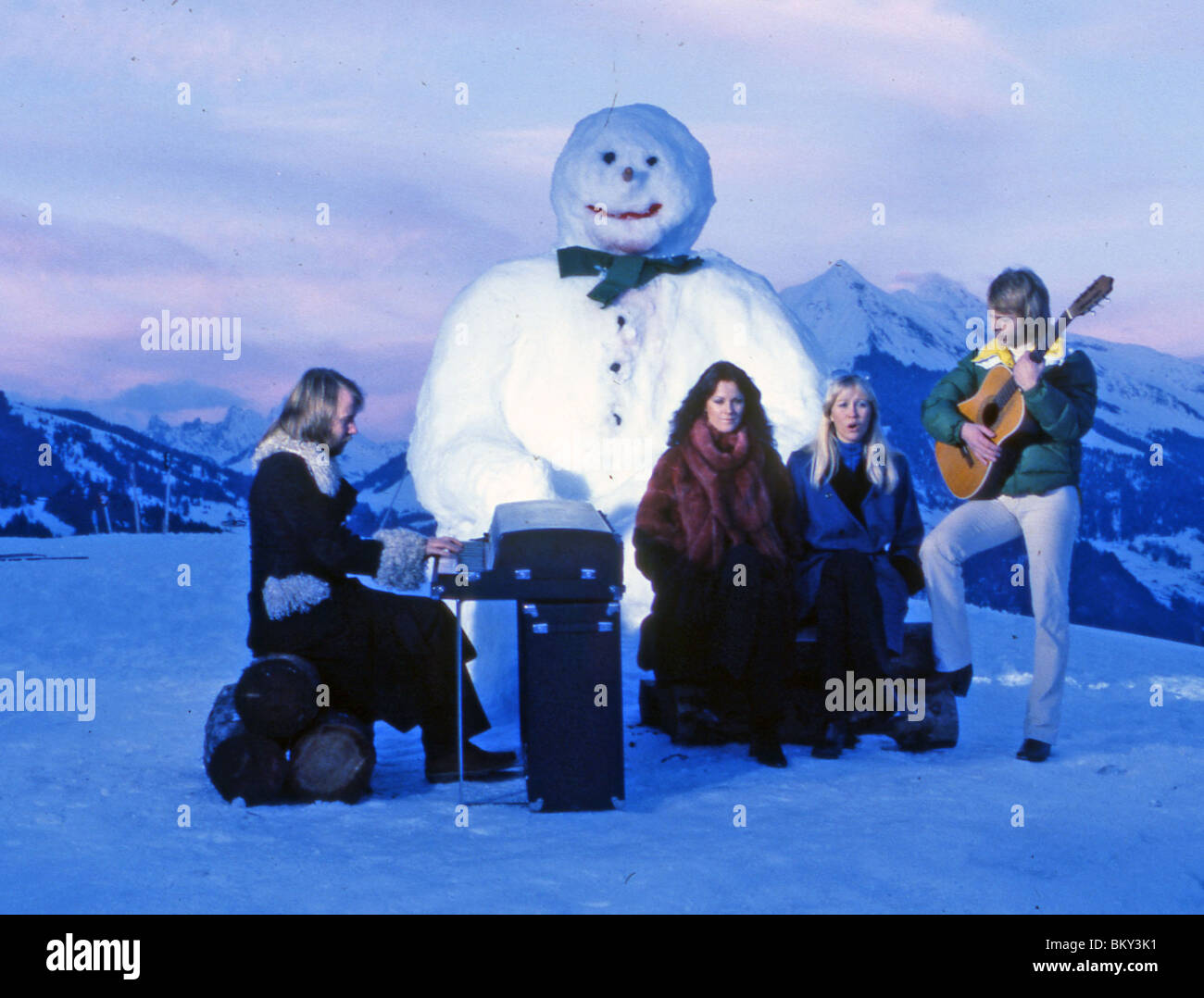 ABBA - pop svedese group in Svizzera nel marzo 1979 cattura il loro tempo di neve speciale video Foto Stock