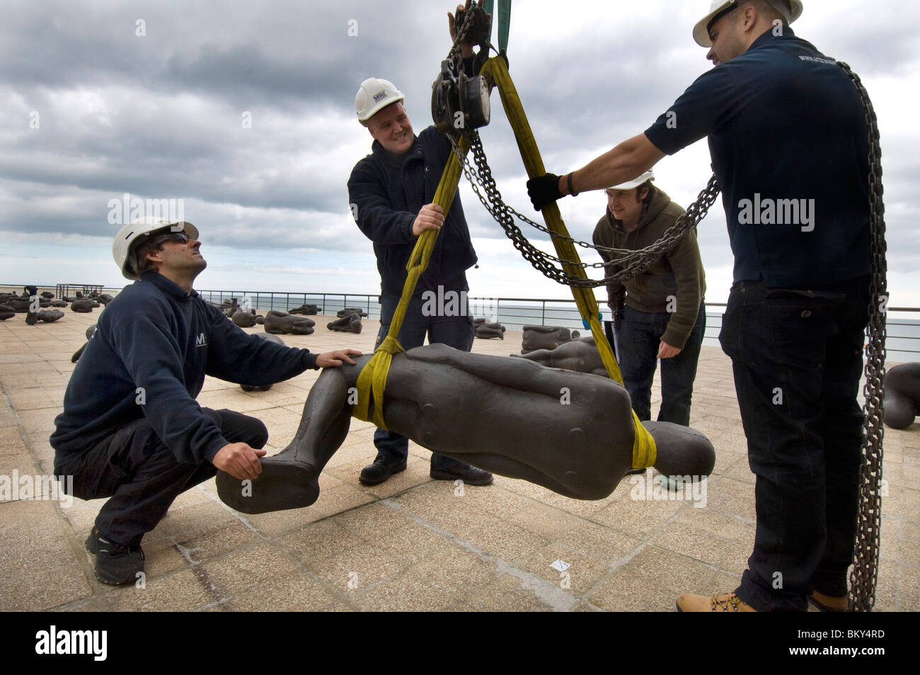 Antony Gormley 60 " massa critica " sculture essendo installati sul tetto dell'Art Deco De La Warr Pavilion a Bexhill Foto Stock