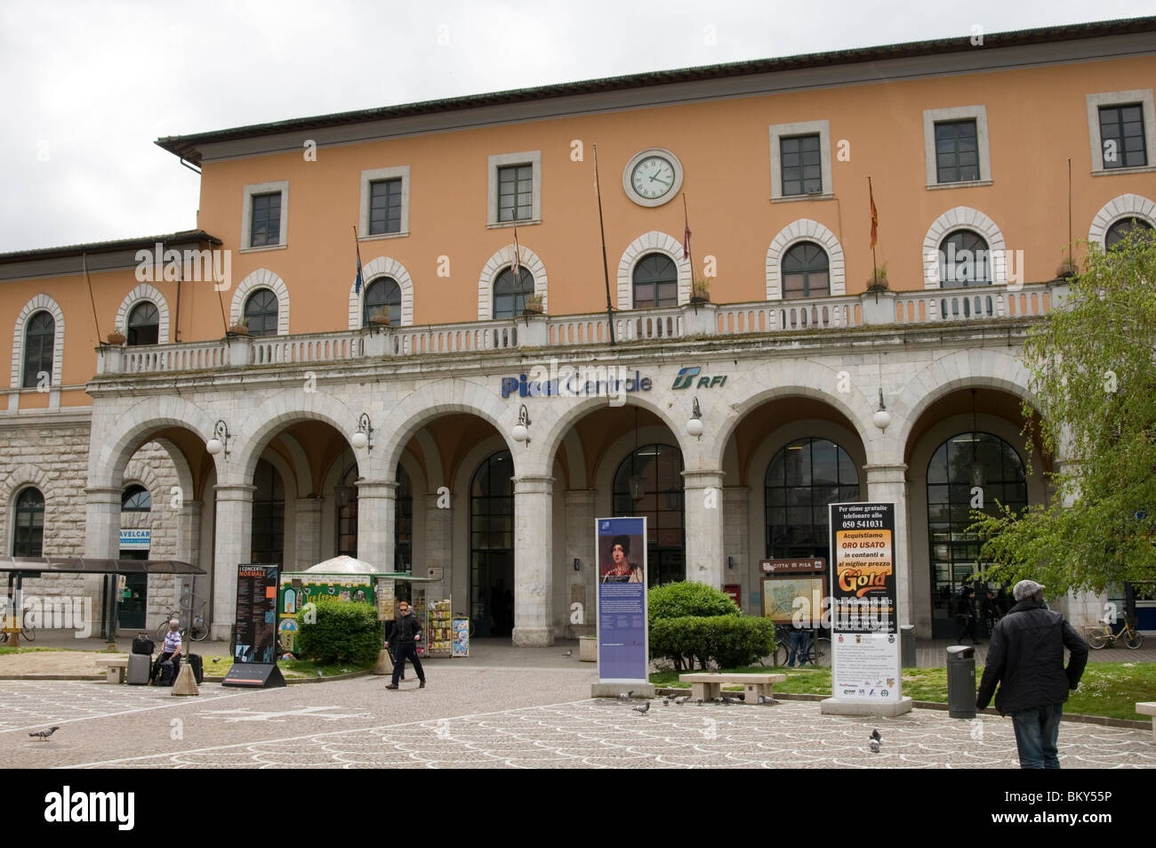 Stazione di Pisa Centrale Stazione ferroviaria grand treni viaggiare in Italia Italiano Europa europea italiano Foto Stock