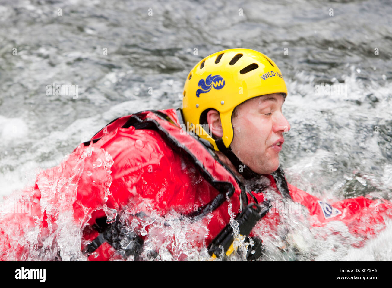 I membri di The Langdale/Ambleside Mountain Rescue Team treno in acqua rapida tecniche di salvataggio sul fiume Brathay, Ambleside, Regno Unito Foto Stock