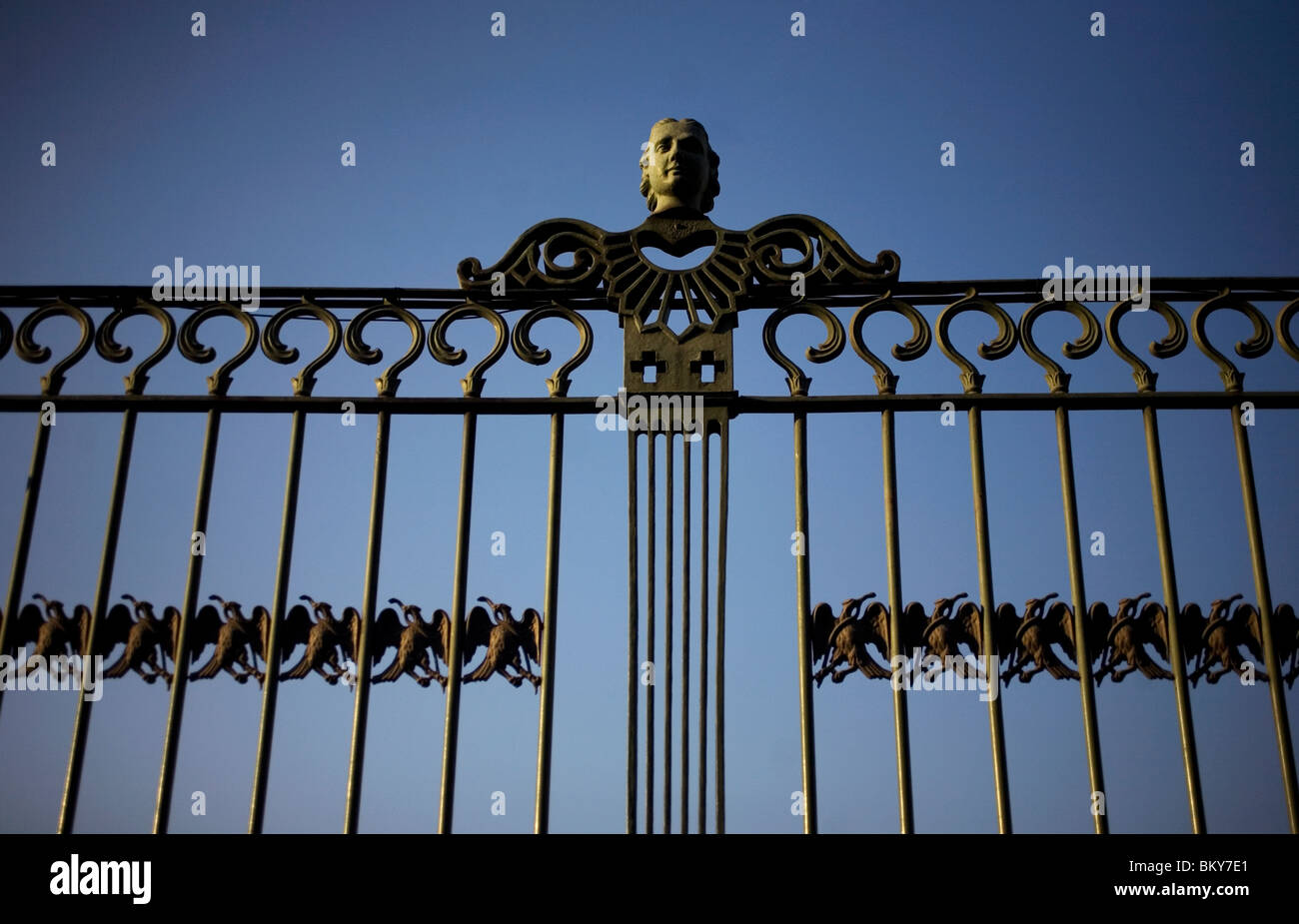 La forma di aquile e una testa decorare i bordi del patio esterno della Cattedrale di Puebla de Zaragoza, Messico Foto Stock