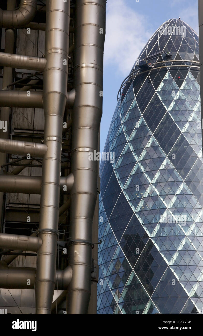 Il Gherkin, 30 St Mary Axe e i dettagli dell'edificio della Lloyd, il quartiere finanziario di Londra, Regno Unito. Foto Stock