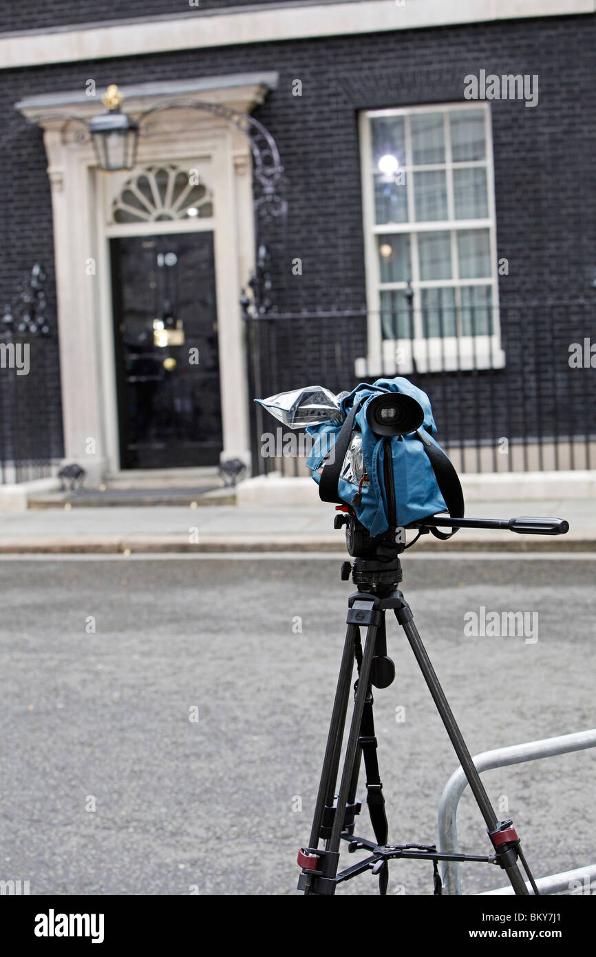 Un TV news video camera sorge al di fuori 10 Downing St, giorni dopo le elezioni generali Foto Stock