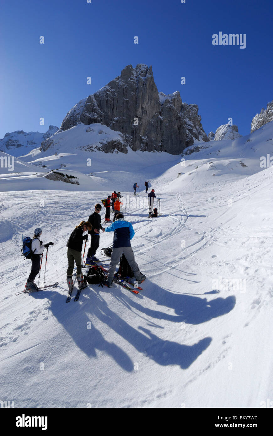 Gruppo di sciatori backcountry riposo, Griesner Kar, Wilder Kaiser, Kaiser gamma, Tirolo, Austria Foto Stock