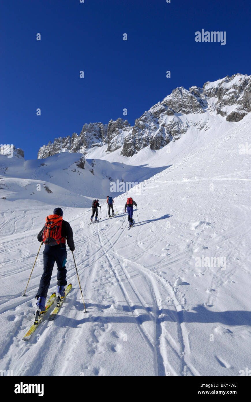 Backcountry sciatori ascendente, Griesner Kar, Wilder Kaiser, Kaiser gamma, Tirolo, Austria Foto Stock