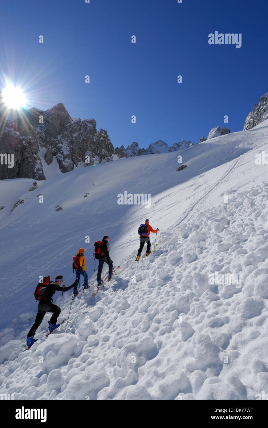 Gruppo di sciatori backcountry, Griesner Kar, Wilder Kaiser, Kaiser gamma, Tirolo, Austria Foto Stock