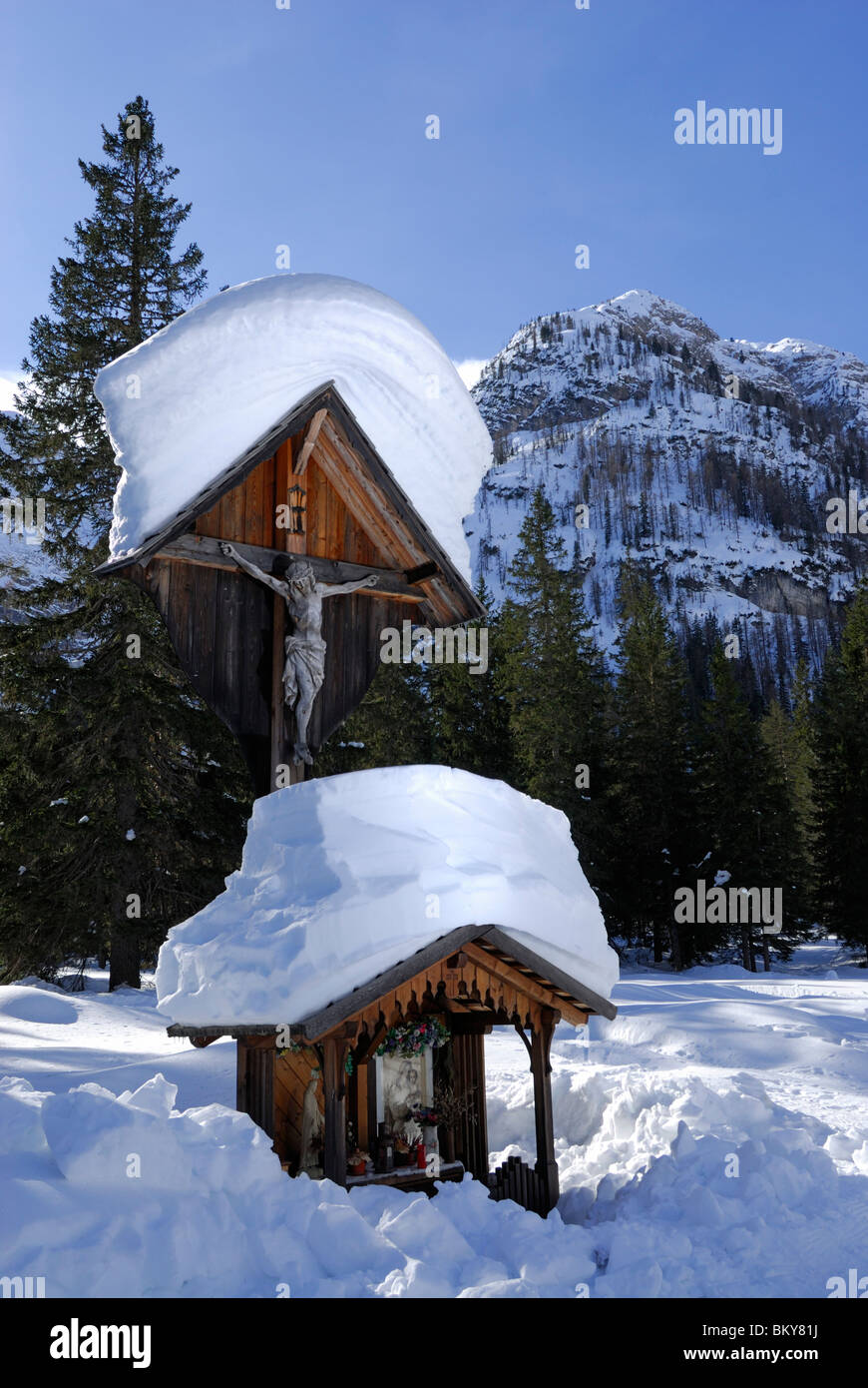 Coperte di neve crocifisso e Madonna santuario, Passo Cimabanche, Cortina d'Ampezzo, Dolomiti, Veneto, Italia Foto Stock