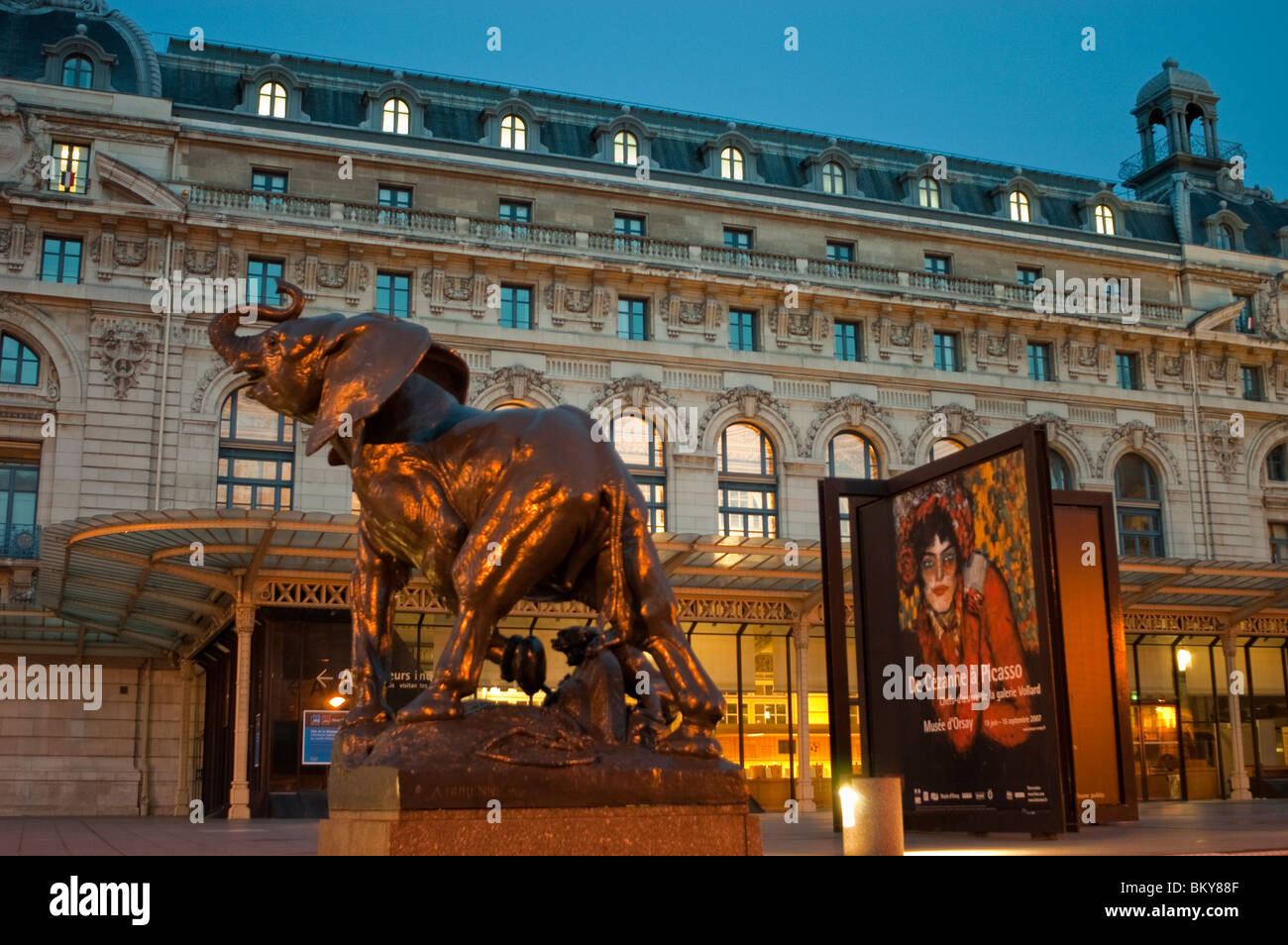 Parigi, Francia - Museo d'Orsay, Musée d'orsay, edificio frontale, illuminato di notte con statue di scultura pubbliche Foto Stock