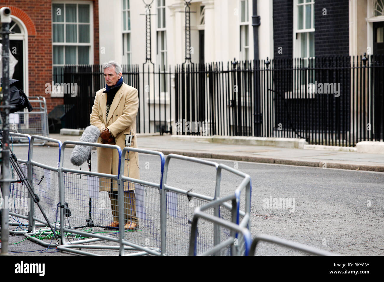 Un TV reporter news attende fuori 10 Downing St giorni dopo le elezioni generali Foto Stock