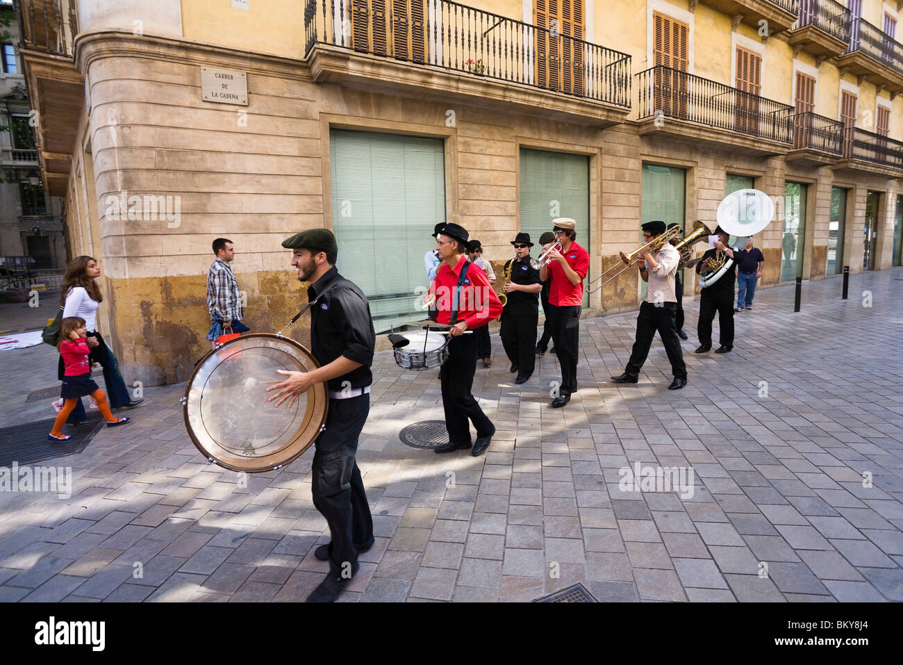 Musicisti di strada giocando in Carrer de Cadena, Palma di Mallorca, Spagna, Europa Foto Stock