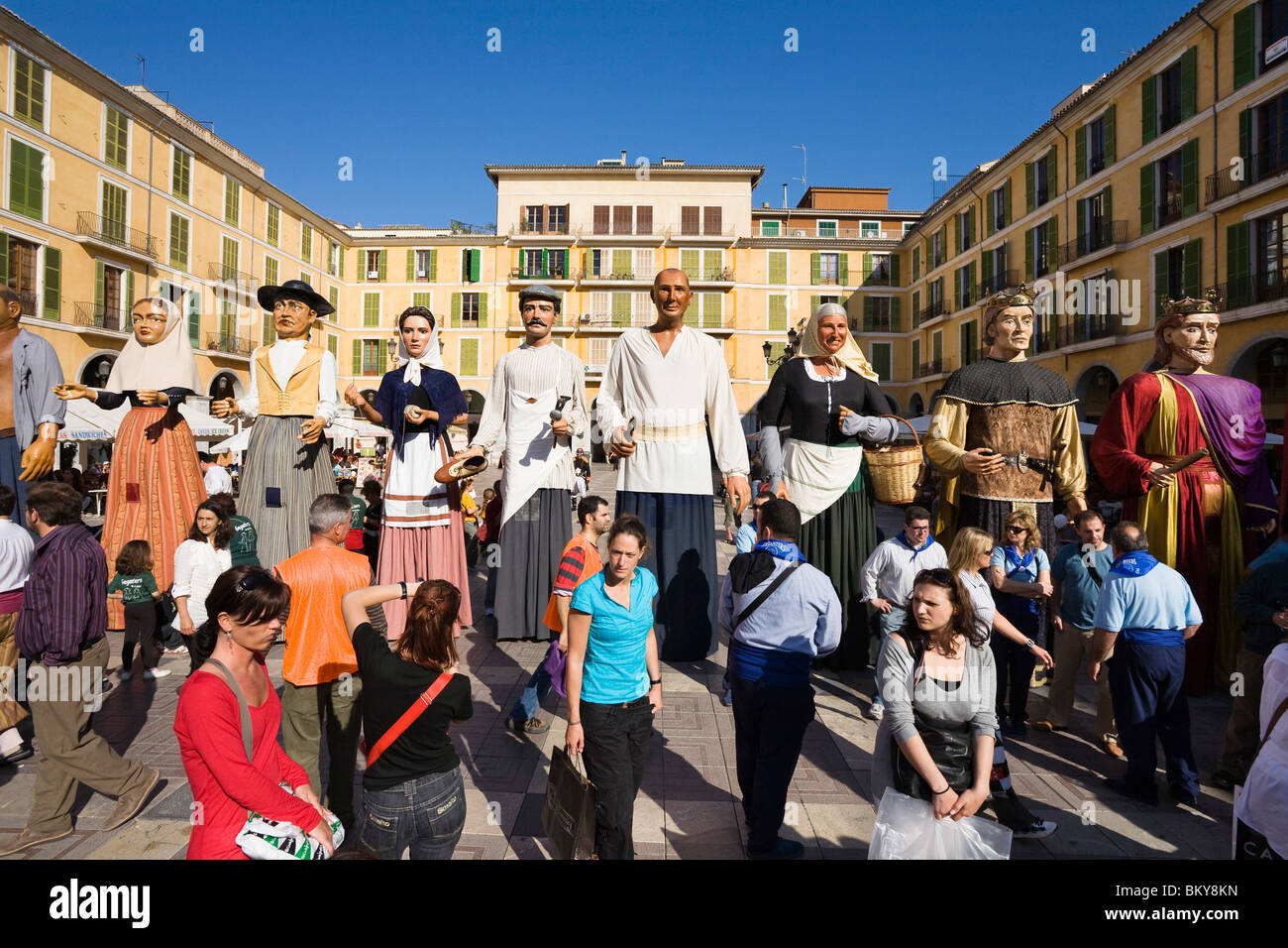 Le figure con maschere in una piazza, Diada per la llengua, Placa Major, Palma di Mallorca, Spagna, Europa Foto Stock