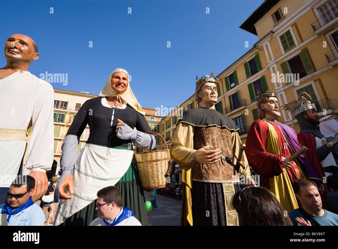 Figure tradizionali in una piazza, Diada per la llengua, Placa Major, Palma di Mallorca, Spagna, Europa Foto Stock
