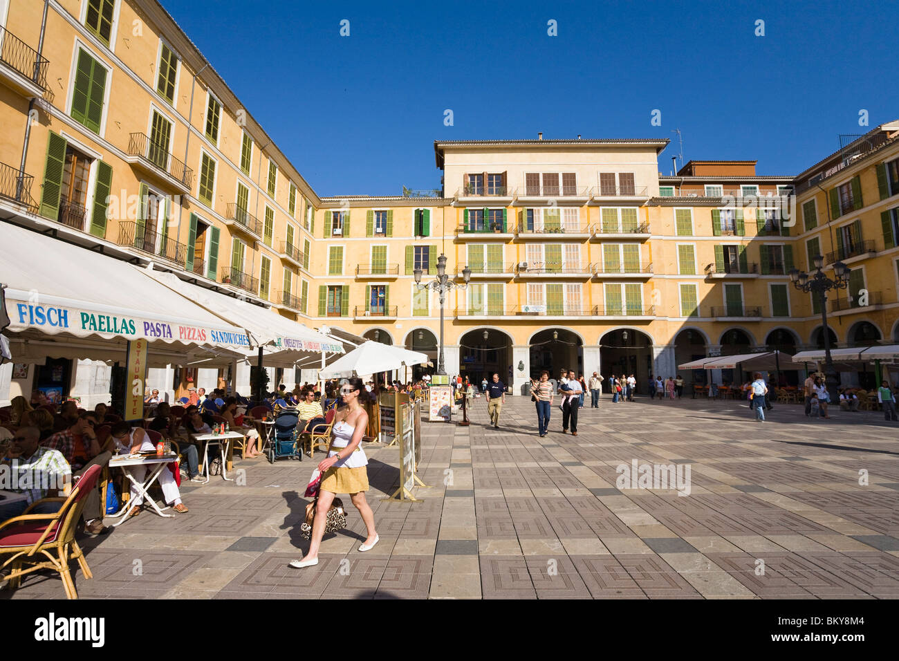 Quadrato con le persone e le caffetterie nella luce del sole si Placa Major, Palma di Mallorca, Spagna, Europa Foto Stock
