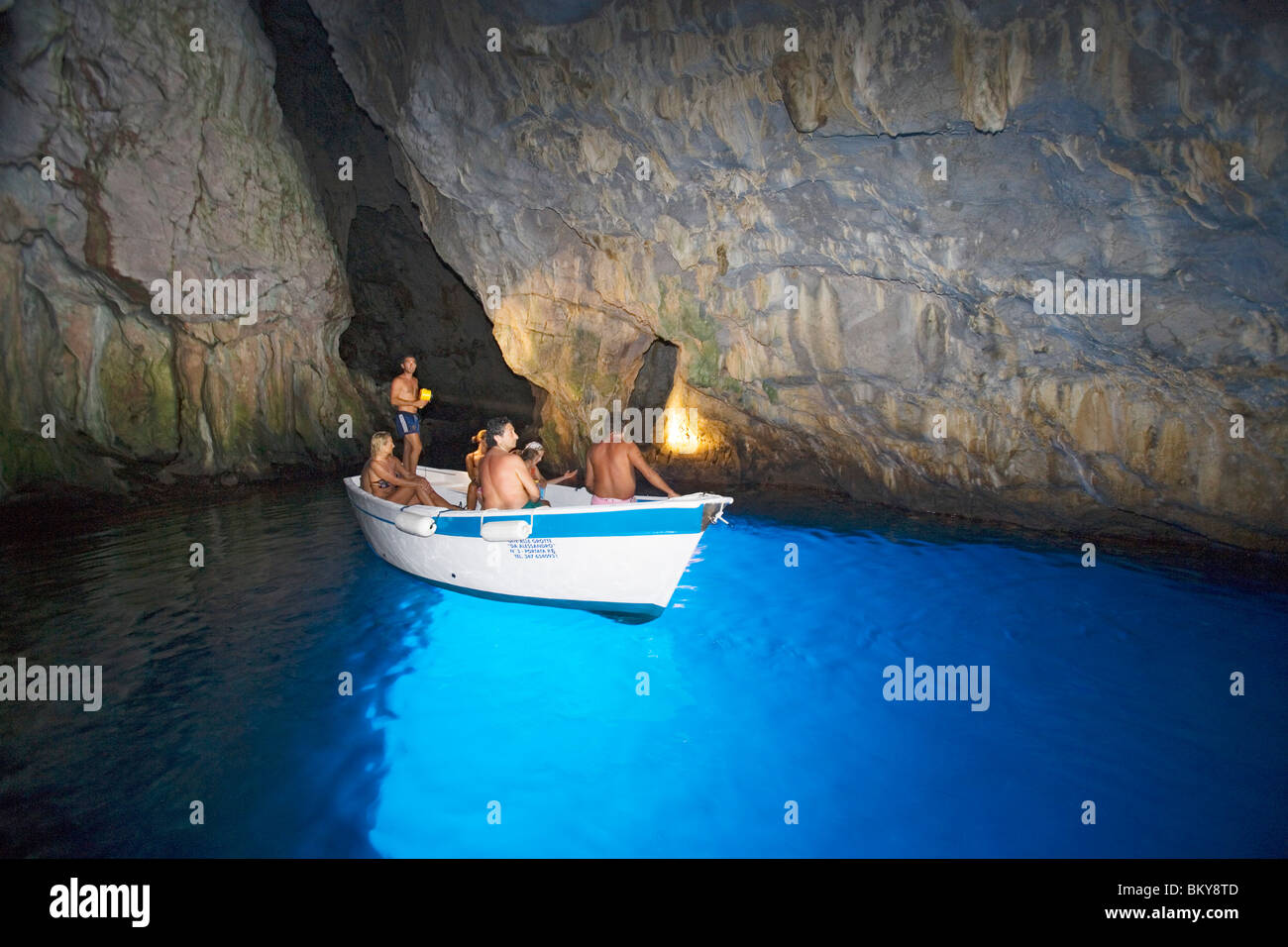 I turisti della grotta azzurra, Capo Palinuro Cilento Campania, Italia Foto Stock