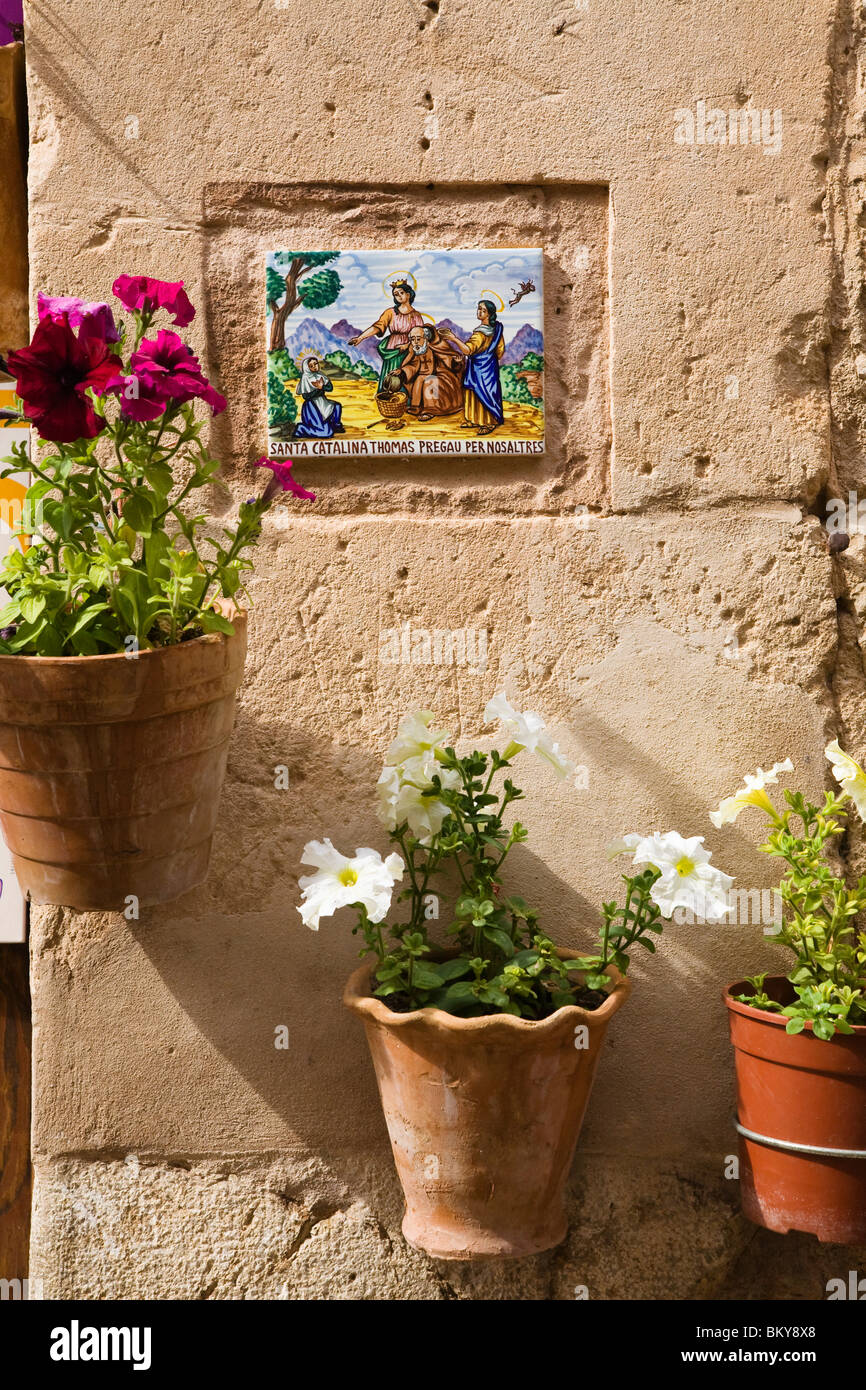 Piastrelle in ceramica con Santa Catalina su una parete a Valldemossa, montagne Tramuntana, Maiorca, isole Baleari, Spagna, Europa Foto Stock