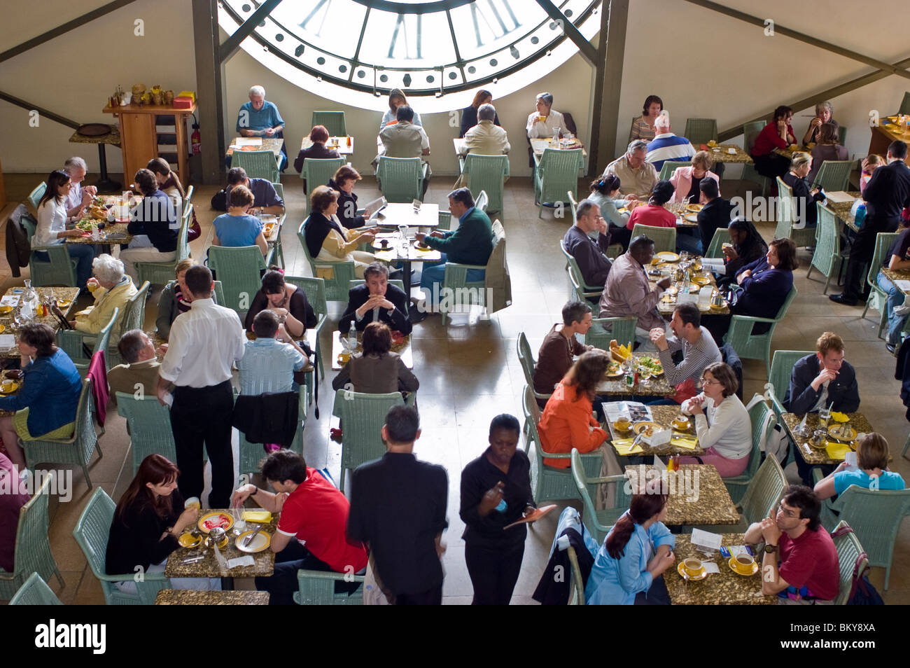 Parigi, Francia - all'interno di una grande folla di persone, turisti che bevono nel Cafe all'ultimo piano del Museo d'Orsay, persone con vista dall'alto Foto Stock