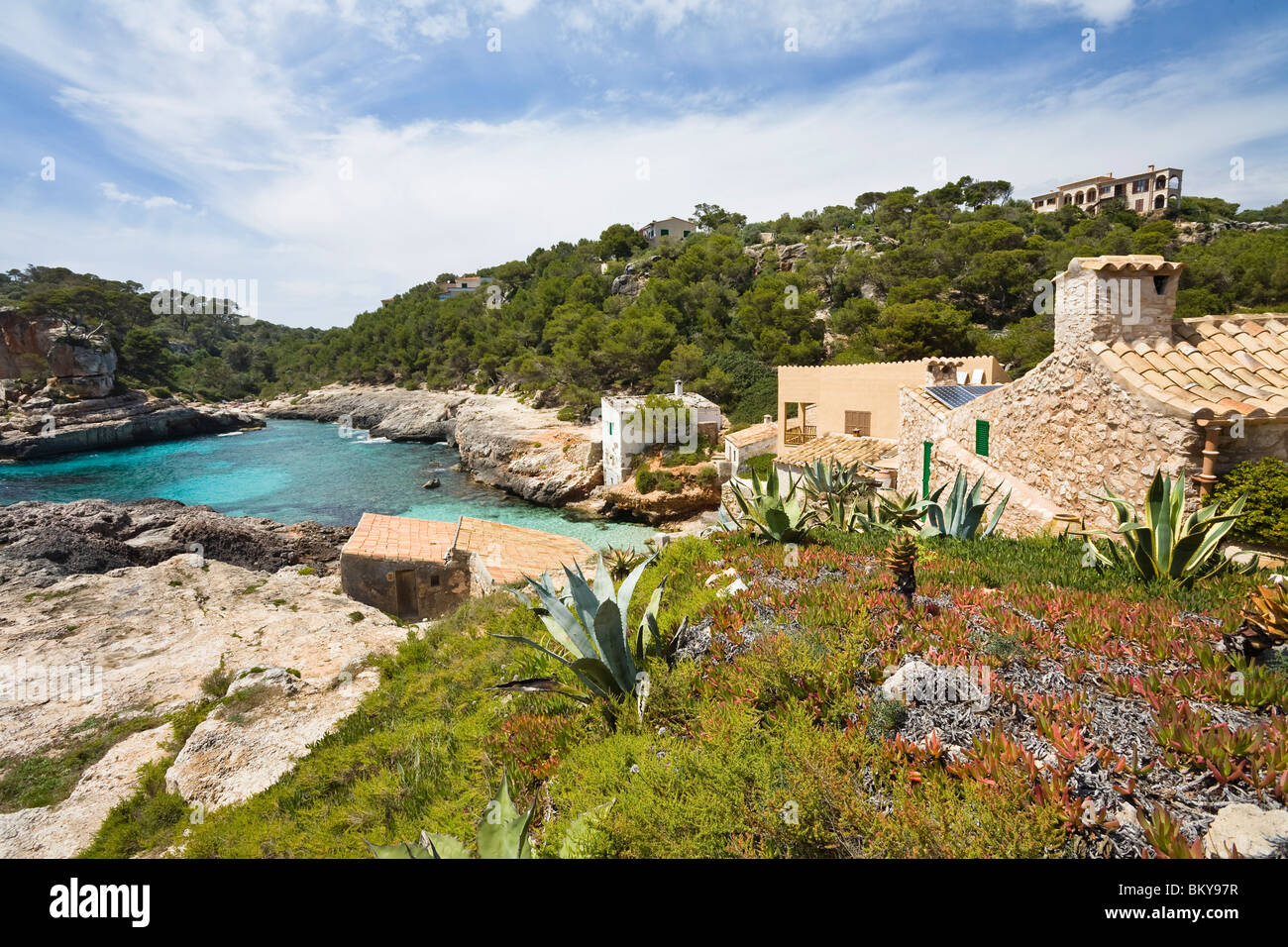 Case sulla riva sotto il cielo velato, Cala s'Almonia, Mallorca, Spagna, Europa Foto Stock