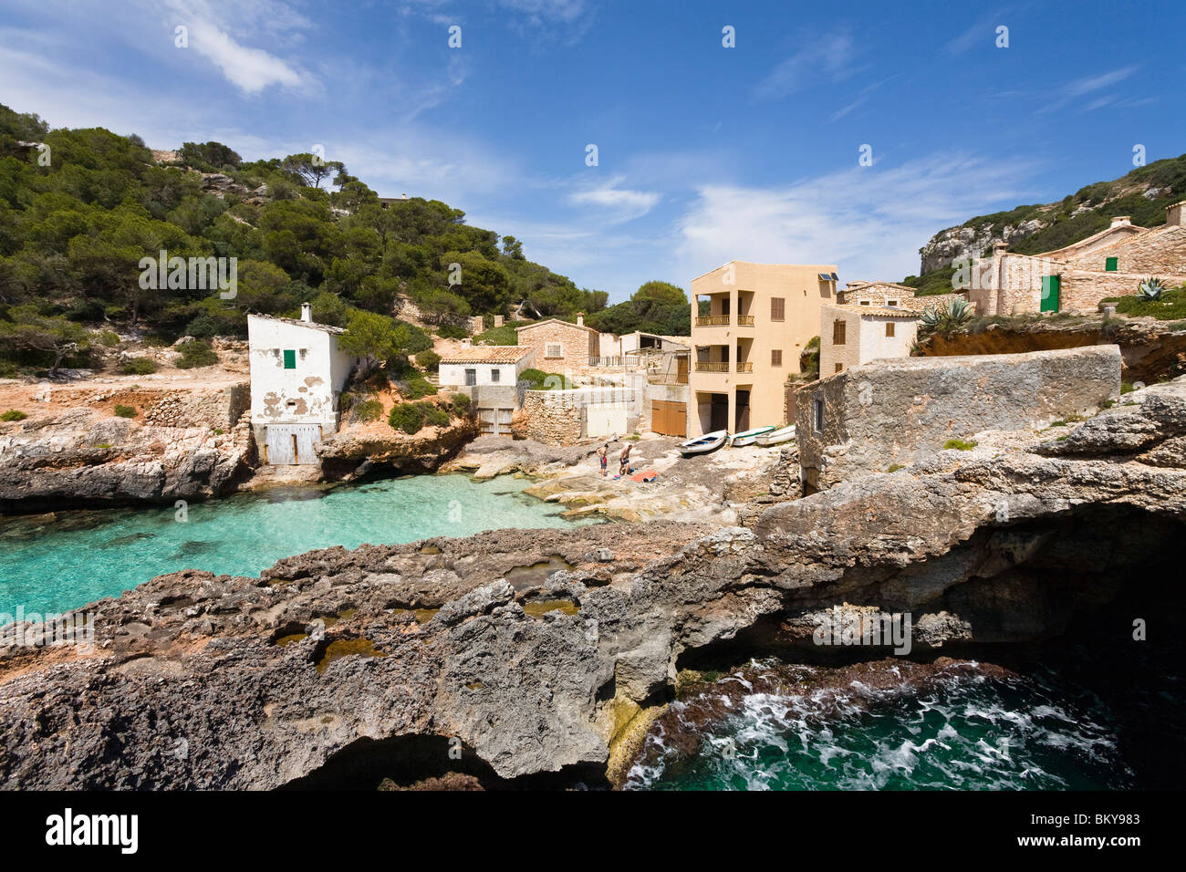 Case sulla riva sotto il cielo velato, Cala s'Almonia, Mallorca, Spagna, Europa Foto Stock