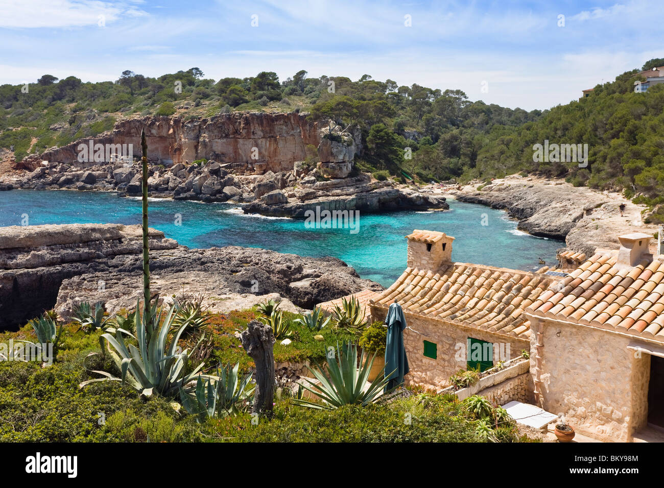 Case sulla riva sotto il cielo velato, Cala s'Almonia, Mallorca, Spagna, Europa Foto Stock