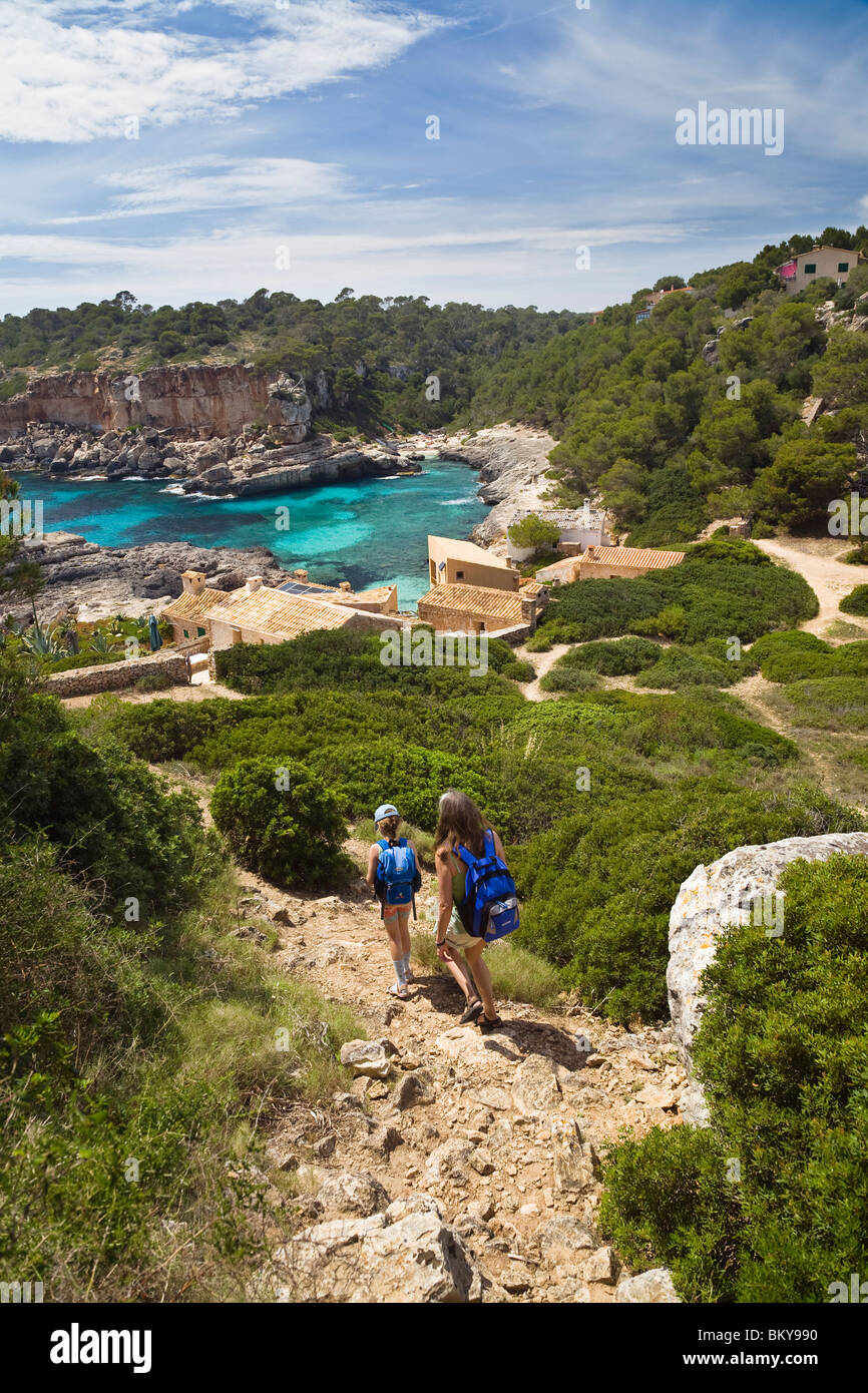 Madre e figlia di escursionismo a baia Cala s'Almonia, Maiorca, isole Baleari, Mare mediterraneo, Spagna, Europa Foto Stock