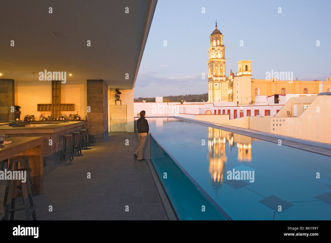 La terrazza sul tetto del La Purificadora hotel ha una vista del Convento de San Francisco, Heroica Puebla de Zaragoza, noto anche come Foto Stock
