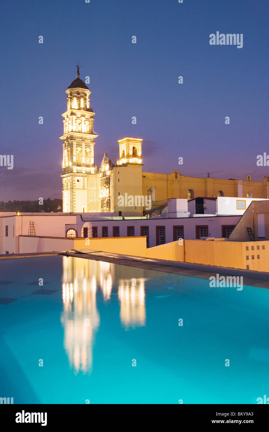 La terrazza sul tetto del La Purificadora hotel ha una vista del Convento de San Francisco, Heroica Puebla de Zaragoza, noto anche come Foto Stock