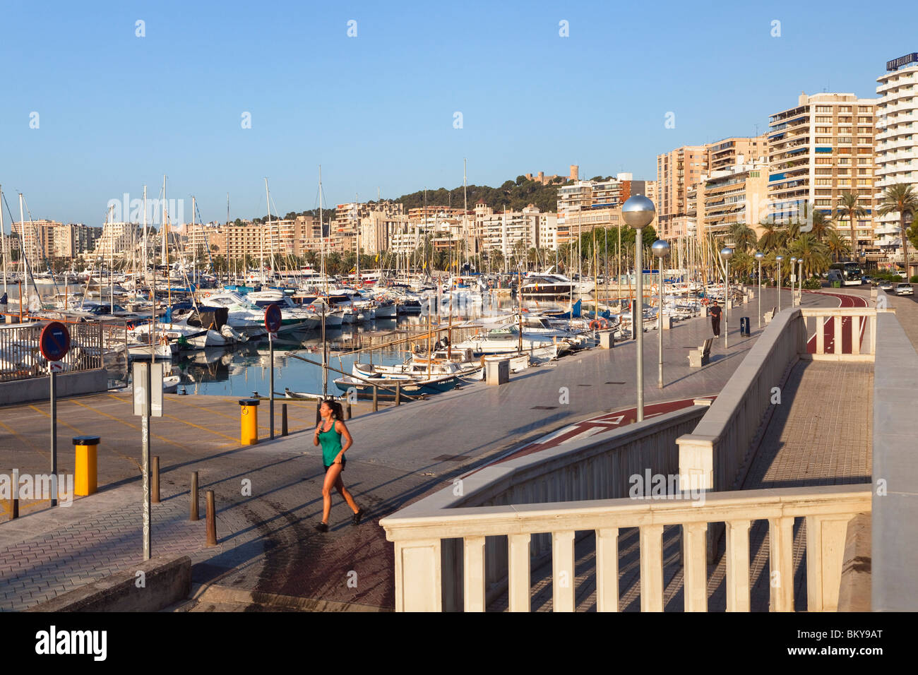 Jogging sul lungomare di Marina, Palma di Maiorca, isole Baleari, Mare mediterraneo, Spagna, Europa Foto Stock