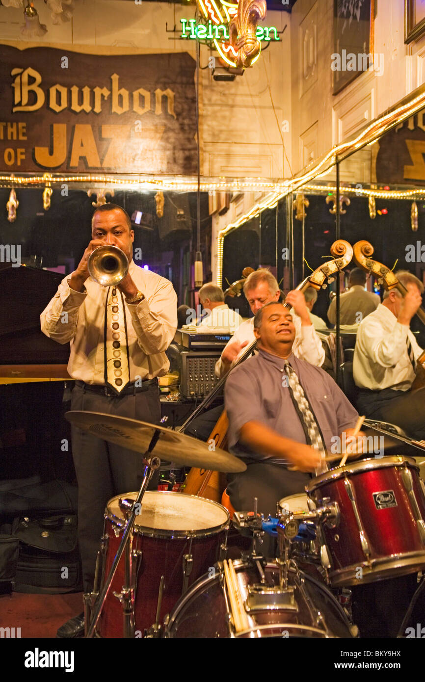 Maison Bourbon è una delle scelte migliori su Bourbon Street per ascoltare il jazz, il quartiere francese, New Orleans, Louisiana, Stati Uniti d'America Foto Stock