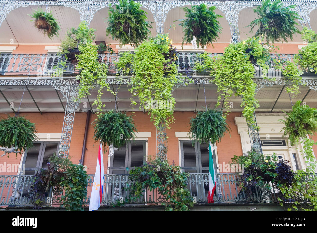 Ferro battuto balcone in Royal Street, Quartiere Francese, New Orleans, Louisiana, Stati Uniti d'America Foto Stock