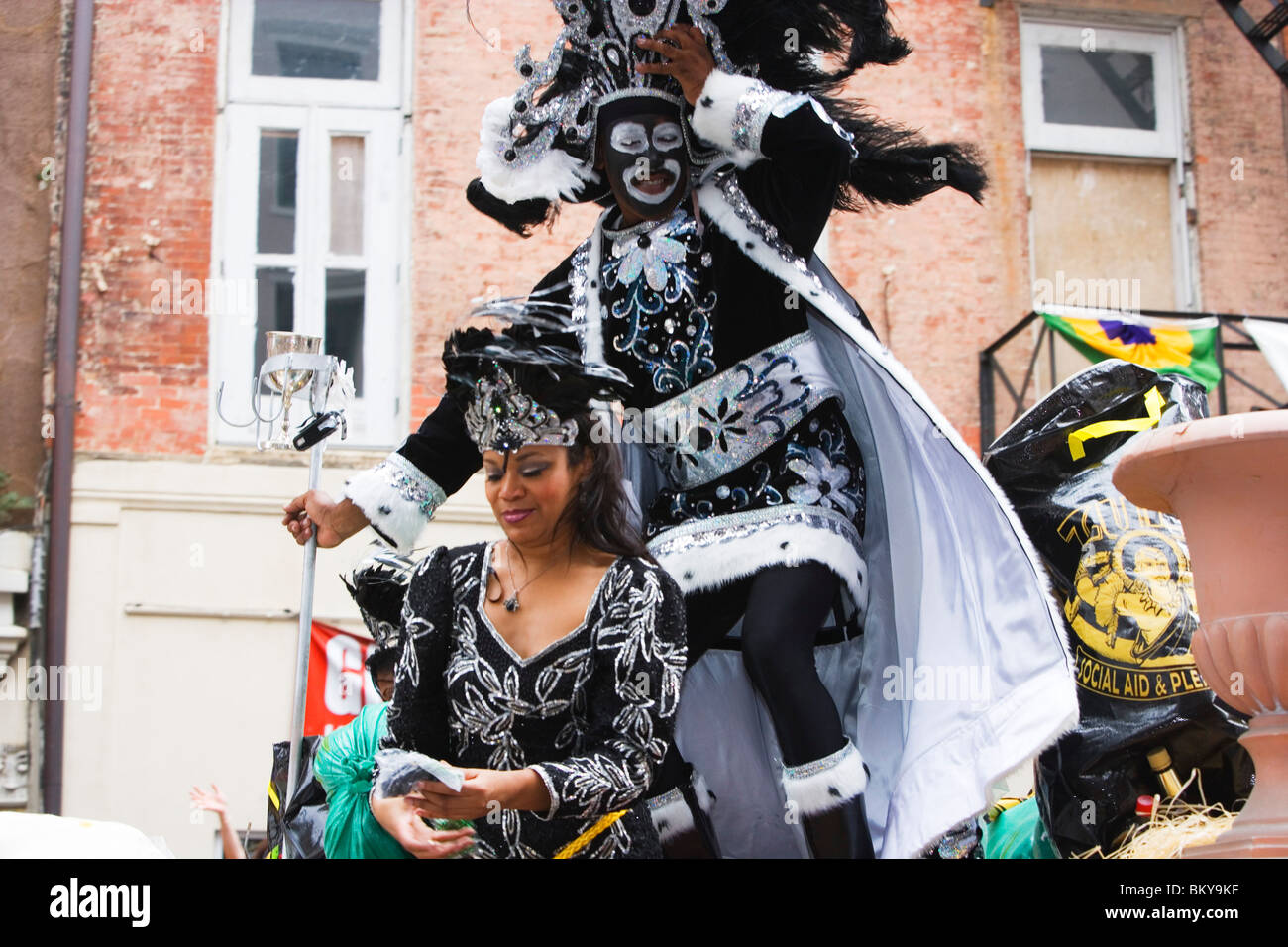 Persone che indossano costumi divertenti celebrare la famosa Mardi Gras  carnevale sulla strada nel quartiere francese Foto stock - Alamy