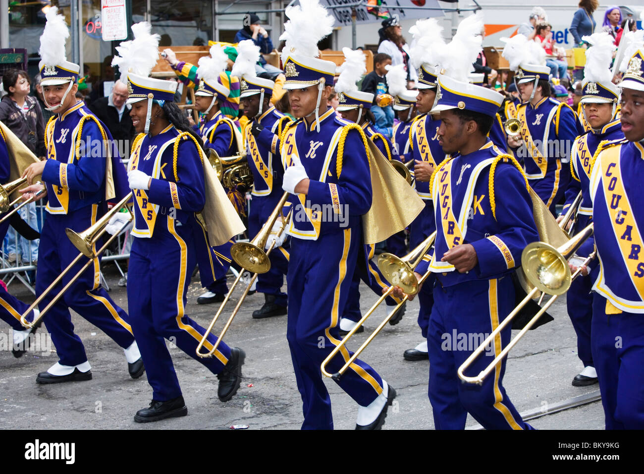 Banda di ottoni presso la sfilata di carnevale il Mardi Gras, quartiere francese, New Orleans, Louisiana, Stati Uniti d'America Foto Stock