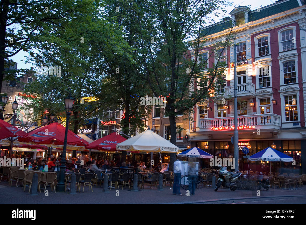 Persone, ristoranti e bar, Leidseplein, ristoranti all'aperto e bar in serata, Leidseplein, Amsterdam, Olanda, Nether Foto Stock