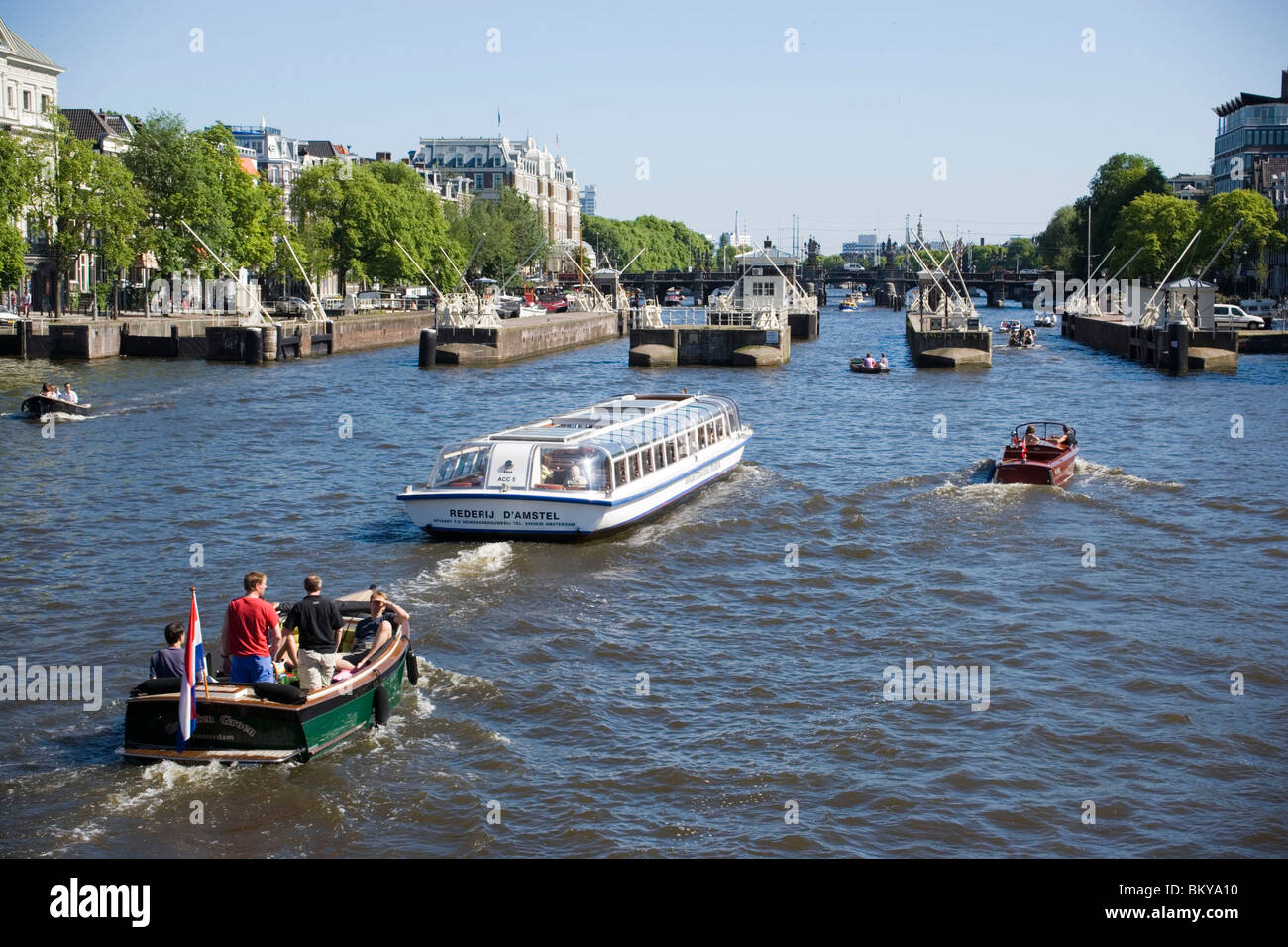 Leisue barche, Amstel, un sacco di leisue barche sul fiume Amstel di Amsterdam, Olanda, Paesi Bassi Foto Stock