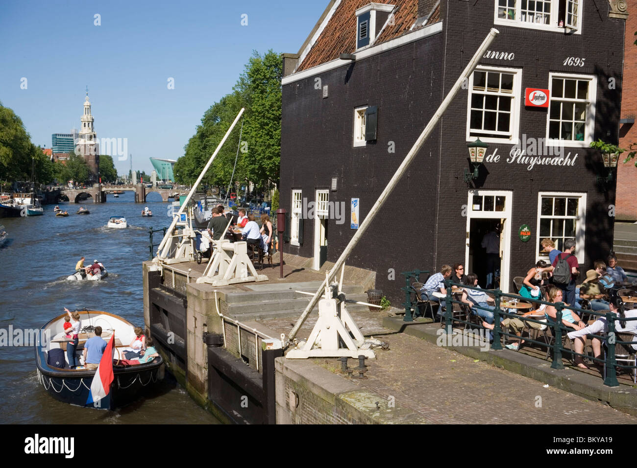 Persone, de Sluyswacht, Oude Schans, barche, Cafe de Slujswacht, un tipico brown cafè a canal Oude Schans, Amsterdam, Olanda, Ne Foto Stock