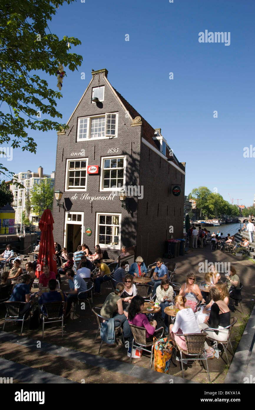 Persone, Aria Aperta Cafe, de Sluyswacht, gente seduta in aria aperta cafe davanti a de Sluyswacht, un tipico brown cafè, Amsterdam Foto Stock
