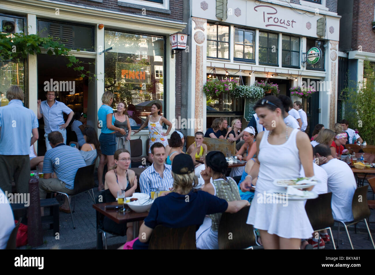 Persone, Cafe Finch, Cafe Proust, Jordaan, un sacco di gente seduta al di fuori del Cafe Finch e Proust, quartiere Jordaan, Amsterdam, Olanda Foto Stock
