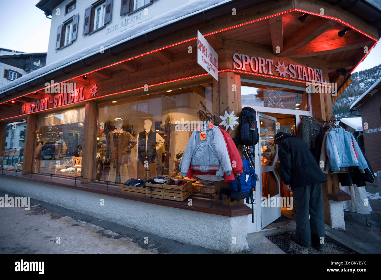 Persona che immette un sport outfitters, Saas fee, Vallese, Svizzera Foto Stock