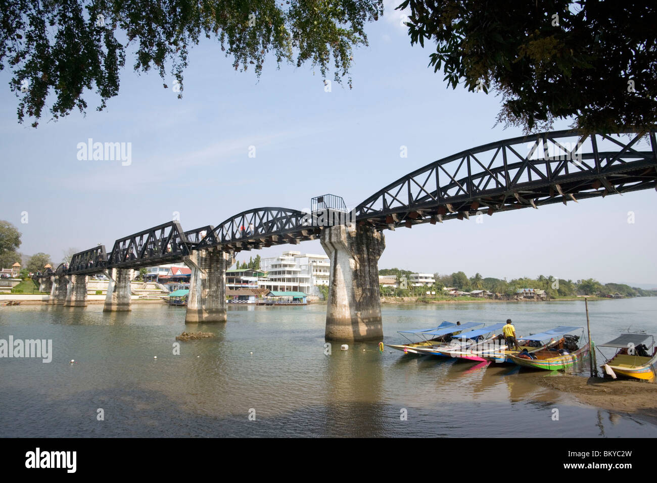 La vista sul fiume Kwai ponte, costruito dai prigionieri di guerra mondiale II del giapponese, Kanchanaburi Thailandia Foto Stock