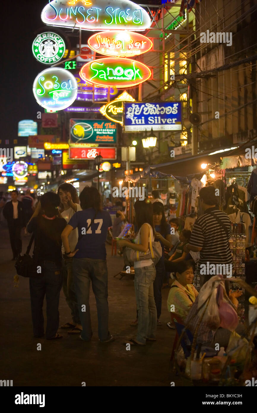 Vista lungo Th Khao San Road di notte, Banglamphu, Bangkok, Thailandia Foto Stock