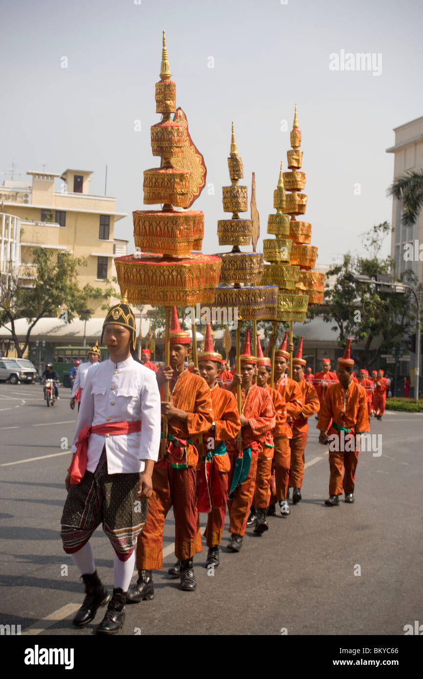 Processione buddista a democrazia monumento, Bangkok, Thailandia Foto Stock