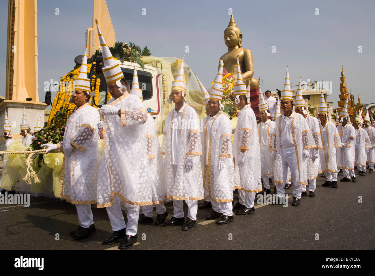 Processione buddista a democrazia monumento, Bangkok, Thailandia Foto Stock