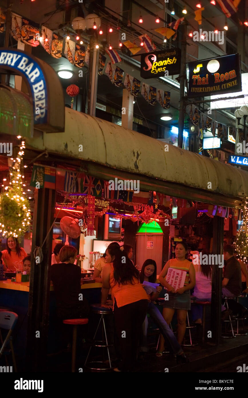Una vista di Patpong, una luce rossa e il quartiere del divertimento di notte, Bang Rak distretto, Bangkok, Thailandia Foto Stock