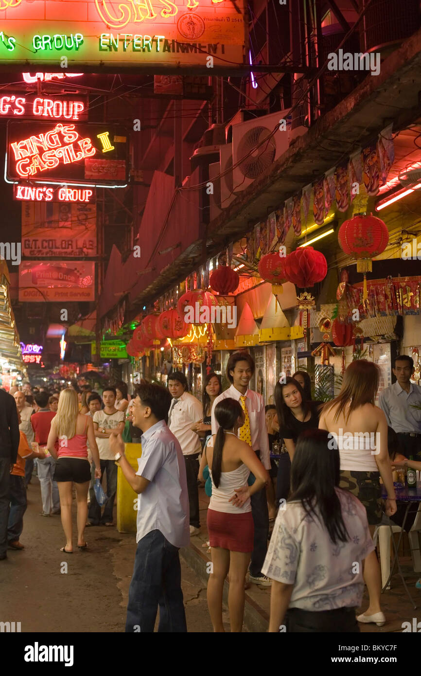La gente cammina su un mercato notturno lungo i bar e i club, il Patpong, la luce rossa e il quartiere dei divertimenti, Bang Rak distretto, Bangk Foto Stock